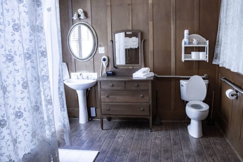 President's Map Room | Bathroom | Free toiletries, hair dryer, towels, soap