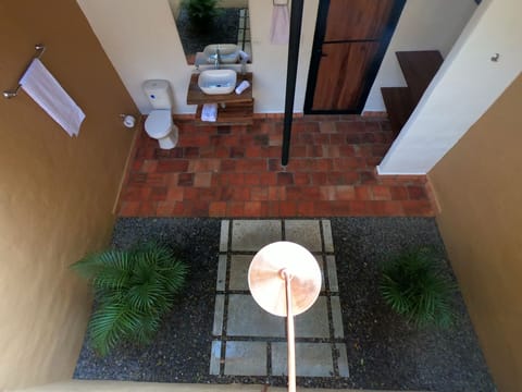 El Establo | Bathroom | Shower, towels, soap, toilet paper