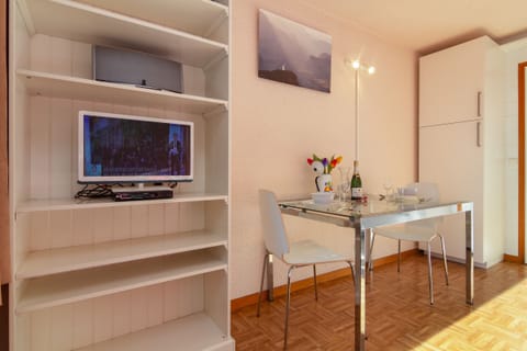 TV HD and dining space