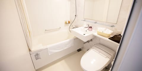 Double Room | Bathroom | Combined shower/tub, free toiletries, hair dryer, slippers