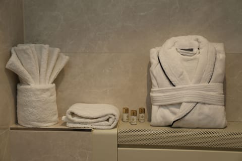 Single Room, Patio | Bathroom amenities | Shower, rainfall showerhead, hair dryer, towels