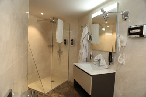 Business Twin Room | Bathroom | Shower, rainfall showerhead, hair dryer, bathrobes