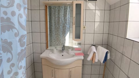 Apartment with Balcony | Bathroom | Shower, hair dryer, towels