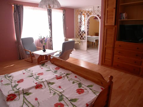 Apartment with Balcony | Blackout drapes, iron/ironing board, free WiFi, bed sheets