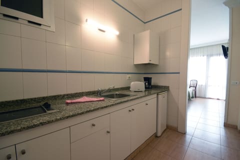 Studio (Exterior) | Private kitchen | Fridge, stovetop, coffee/tea maker, cookware/dishes/utensils