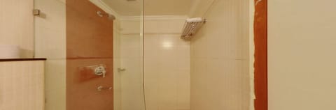 Deluxe Room | Bathroom | Shower, rainfall showerhead, free toiletries, hair dryer