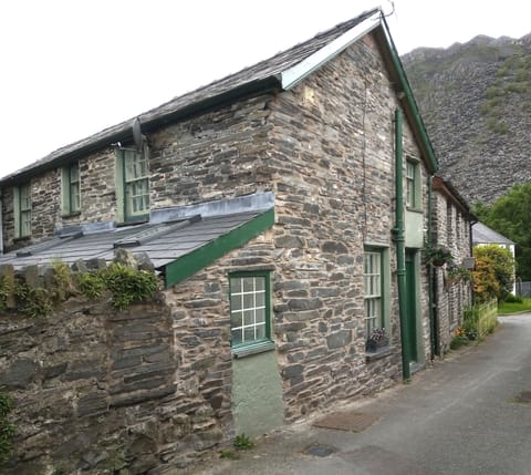 Exterior of Ty Hen with walks straight into the mountains.