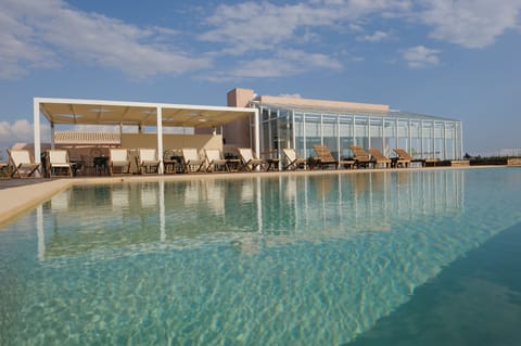 Outdoor pool, pool umbrellas, sun loungers