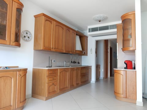 Classic Apartment, 2 Bedrooms, Balcony, Lake View | Private kitchen