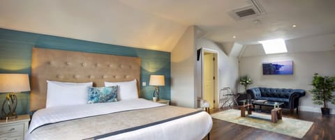 Penthouse | Bathroom | Shower, free toiletries, hair dryer, towels