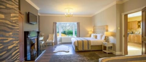 Suite Home | Bathroom | Shower, free toiletries, hair dryer, towels