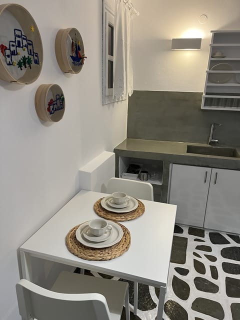 Fridge, stovetop, coffee/tea maker, electric kettle