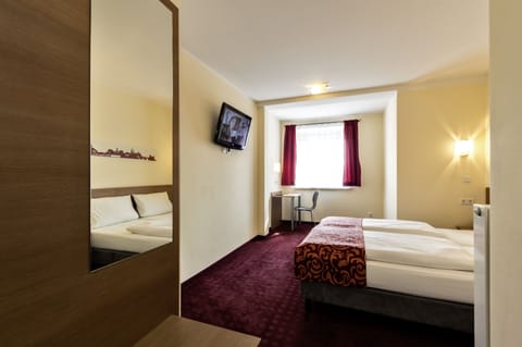 Premium Double or Twin Room | Desk, soundproofing, iron/ironing board, free WiFi