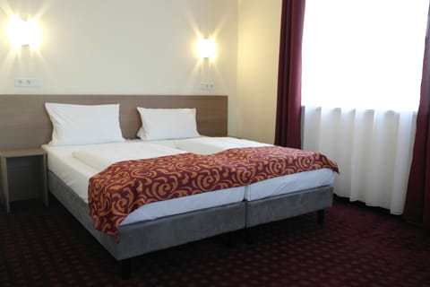 Premium Double or Twin Room | Desk, soundproofing, iron/ironing board, free WiFi
