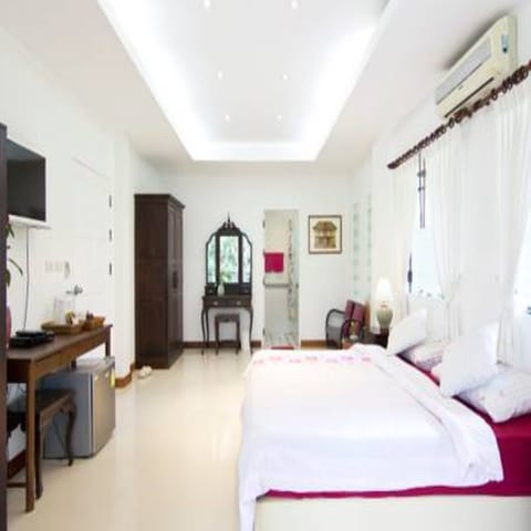 Deluxe Double Room with Balcony | Minibar, in-room safe, individually furnished, desk