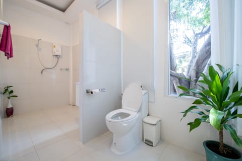 Banyan Suite One Bedroom Suite with Garden View | Bathroom | Shower, hair dryer, towels