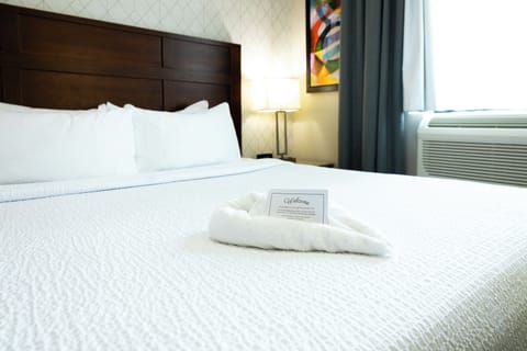 Standard Room, 1 King Bed, Non Smoking | Premium bedding, pillowtop beds, in-room safe, individually furnished