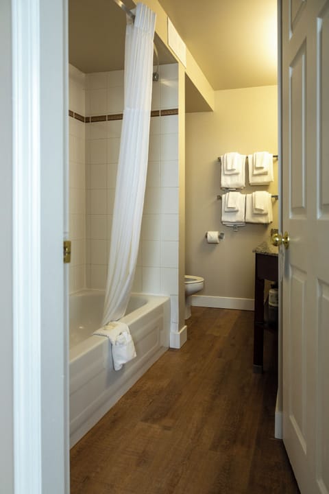 Suite, Multiple Beds, Non Smoking | Bathroom | Free toiletries, hair dryer, towels