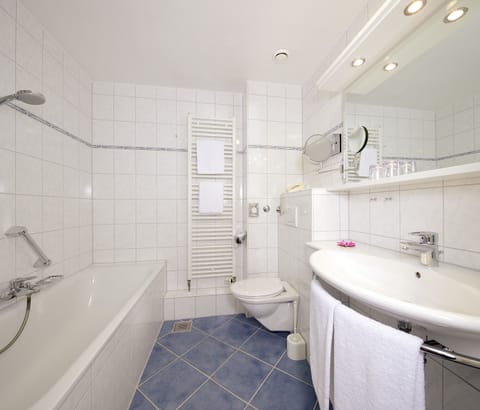 Standard Double Room | Bathroom | Shower, free toiletries, hair dryer, towels