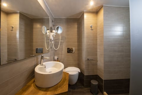 Superior Double Room | Bathroom | Shower, hair dryer, towels