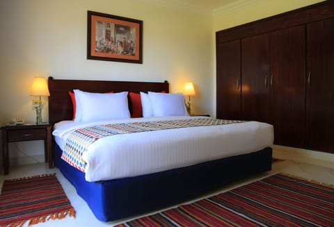 Superior Suite, Sea View | Minibar, in-room safe, desk, free WiFi