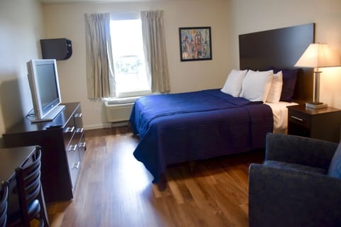 Standard Room, 1 King Bed | Desk, iron/ironing board, free WiFi, bed sheets