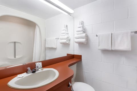 Room, 1 King Bed, Non Smoking | Bathroom | Combined shower/tub, free toiletries
