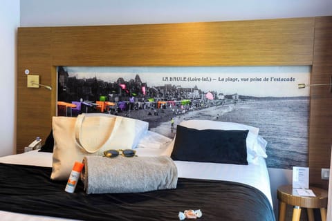 Classic Room, 1 Queen Bed, Non Smoking | In-room safe, desk, blackout drapes, soundproofing