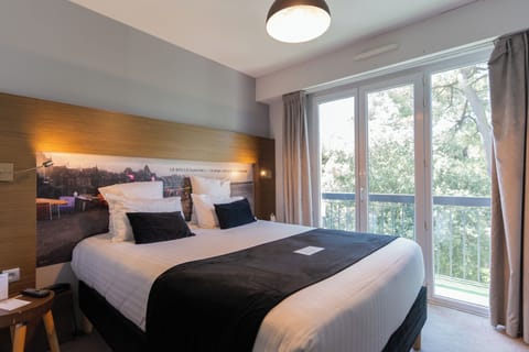 Classic Room, 1 Queen Bed, Non Smoking, Garden View | In-room safe, desk, blackout drapes, soundproofing