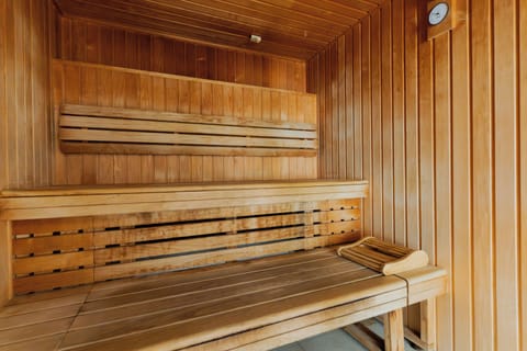 Couples treatment rooms, sauna, spa tub, steam room, Turkish bath