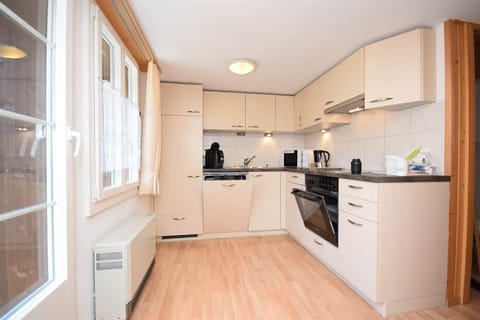 Küche mit Abwaschmaschine