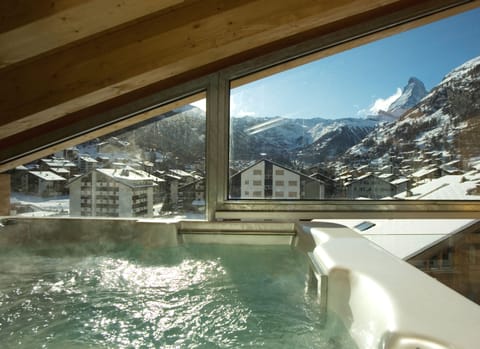 Luxury Penthouse, 5 Bedrooms, Hot Tub, Mountain View (The Zermatt Lodge) | Jetted tub