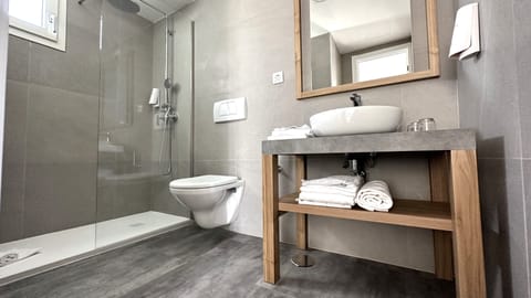 Combined shower/tub, towels