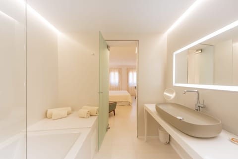 Romantic Double or Twin Room, Jetted Tub | Bathroom | Shower, rainfall showerhead, free toiletries, hair dryer