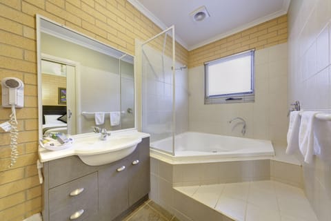 Two Bedroom Spa Apartment | Jetted tub