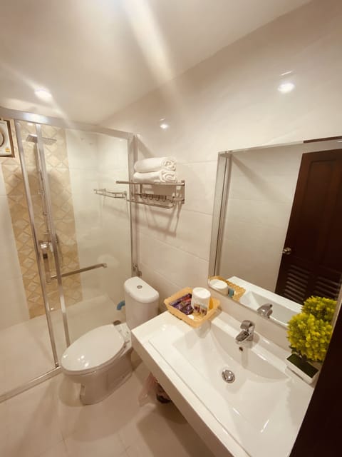 Deluxe Twin Room With Balcony | Bathroom | Towels