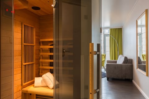 Deluxe Room, Sauna | Premium bedding, minibar, in-room safe, desk