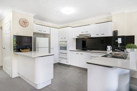 Family Apartment, 2 Bedrooms | Private kitchen | Fridge, microwave, oven, stovetop