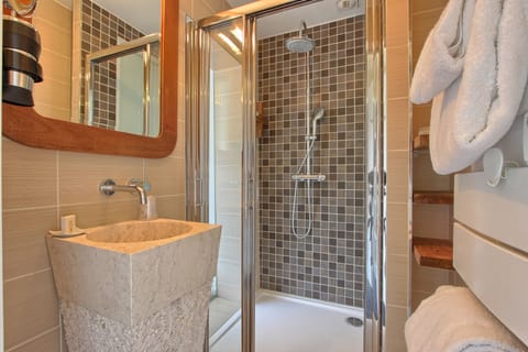 Standard Double Room | Bathroom | Free toiletries, towels
