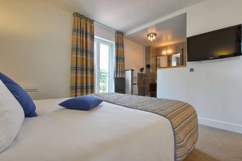 Superior Double Room | Bathroom | Free toiletries, towels