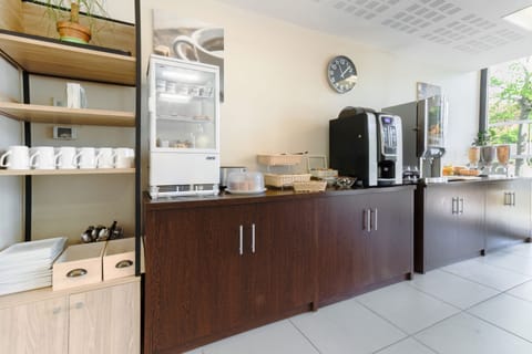 Daily continental breakfast (EUR 11 per person)