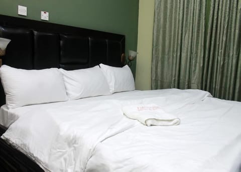 Executive Double Room | Desk, blackout drapes, cribs/infant beds, rollaway beds