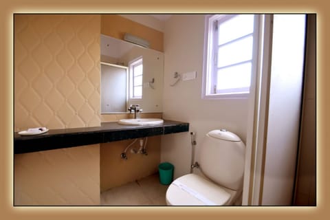 Deluxe Room | Bathroom | Combined shower/tub, rainfall showerhead, free toiletries, slippers