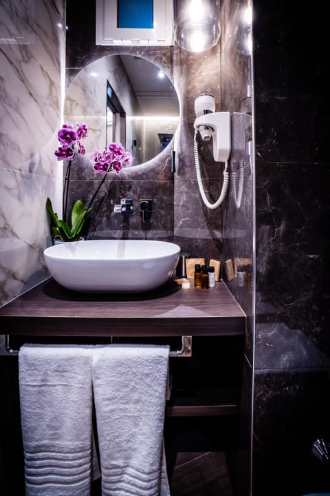 Deluxe Triple Room | Bathroom | Shower, free toiletries, hair dryer, slippers