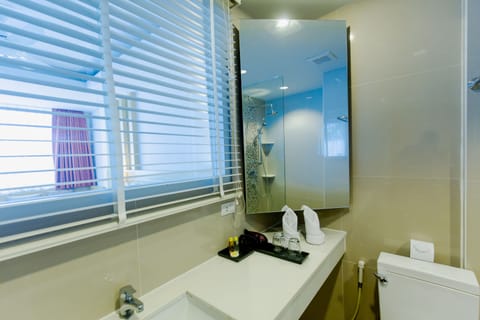 Classic Room, 1 Double or 2 Twin Beds | Bathroom | Hair dryer, towels