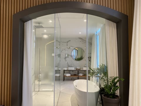 Suite Opera | Bathroom | Shower, free toiletries, hair dryer, bathrobes
