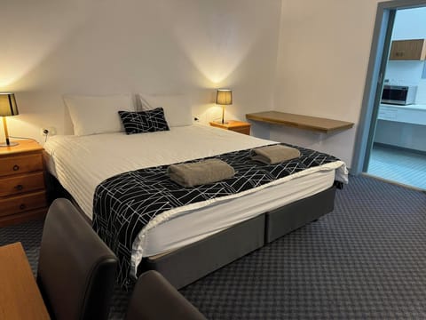 Deluxe Room, 1 King Bed, Ground Floor | Individually furnished, iron/ironing board, free WiFi, bed sheets