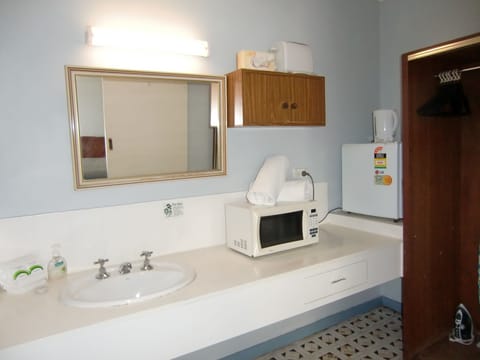 Standard Queen Room | Bathroom | Shower, free toiletries, hair dryer, towels