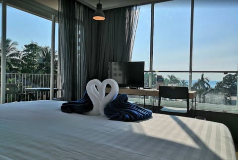 Deluxe Room, Sea View | In-room safe, individually furnished, free WiFi, bed sheets