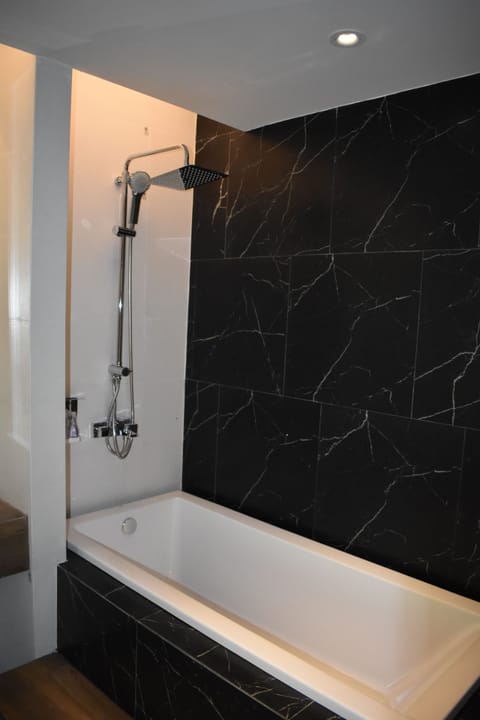 Family Room | Bathroom | Shower, free toiletries, bidet, towels